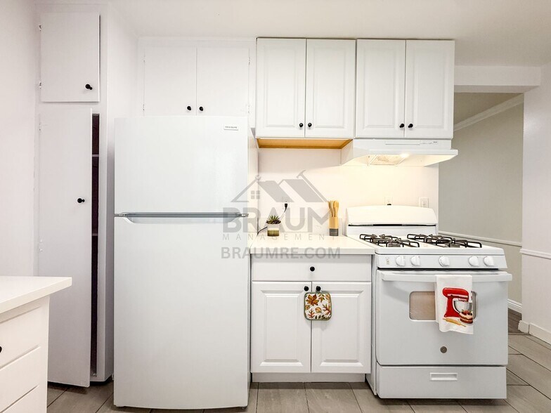 Building Photo - 5917 Laurel Canyon Blvd