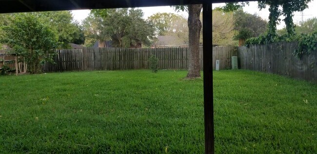 Building Photo - 527 Oakdale Dr