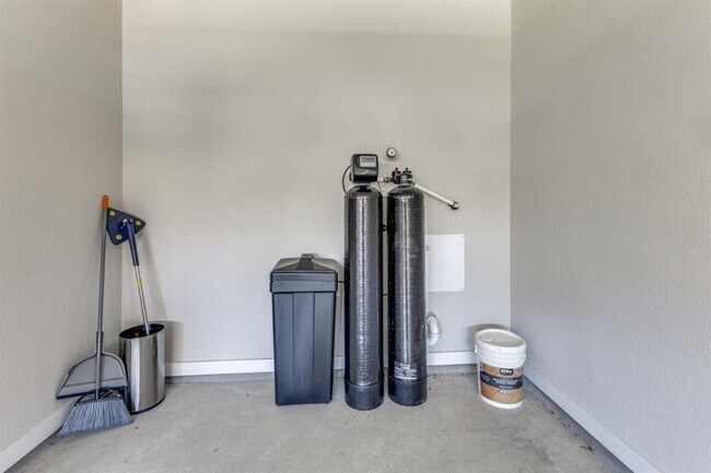 Building Photo - 1410 Sawmill Xing