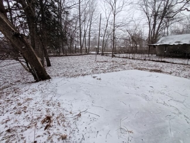 Building Photo - 4 bed, 1 bath bungalow NOW AVAILABLE!