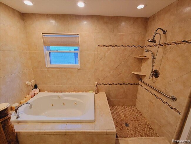 Building Photo - 18311 Norwich Rd