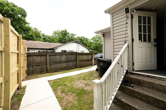 Building Photo - Charming 3-Bedroom Furnished Home – Walk t...