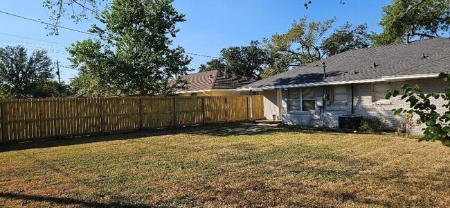 Building Photo - 4817 Lido Ln