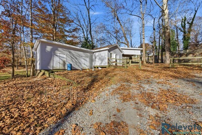 Building Photo - 6805 Lakeshore Dr