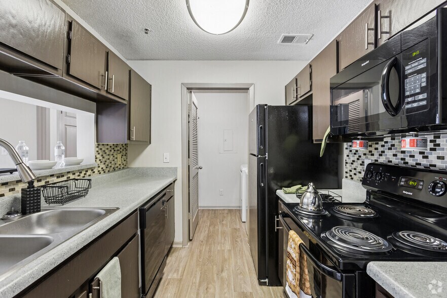 The Willow 2BR, 1BA - 1,100SF - Kitchen - Forest Glen
