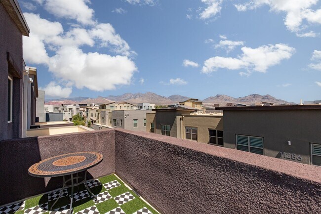 Building Photo - Fully furnished luxury townhome in Affinit...