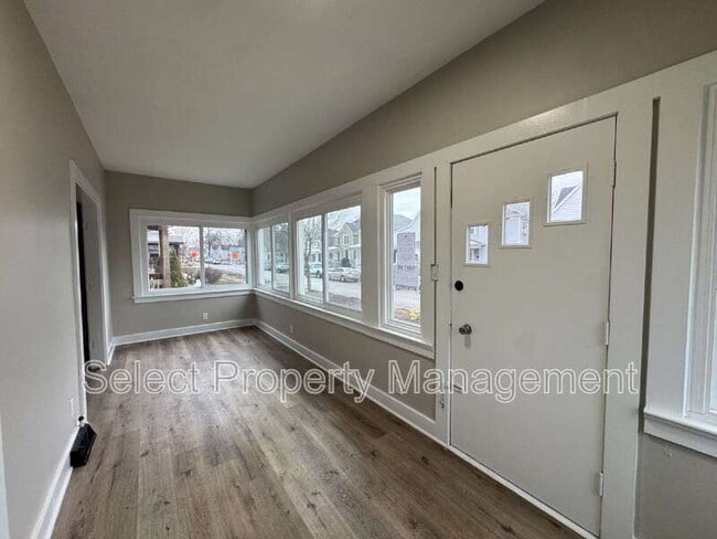 Building Photo - 930 3rd St