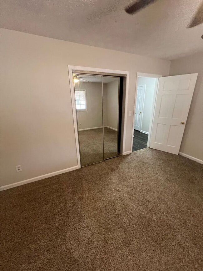 Building Photo - READY NOW!!! Ranch 2 bed 1 bath Duplex in Lawrenceville!