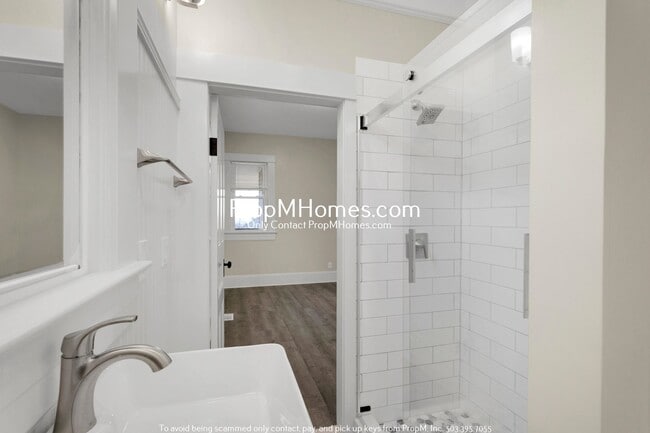 Building Photo - Updated Lair Hill Victorian with Willamette River & Mt Hood Views!