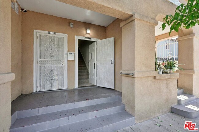 Building Photo - 1464 3/8-1464 W 35th Pl