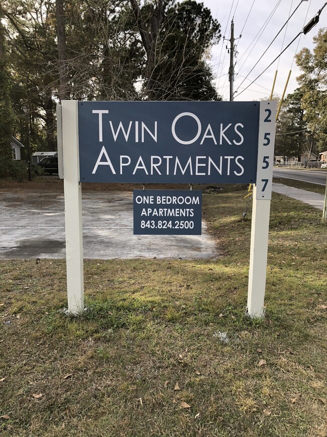 Building Photo - Twin Oaks Apartments