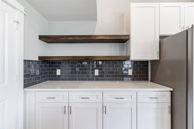 Building Photo - 6725 Parker Oaks Ln