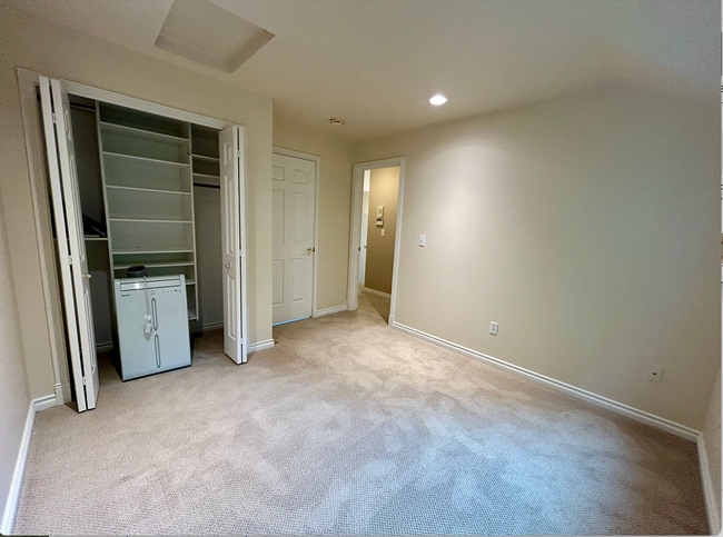 Building Photo - Madison Park Townhome