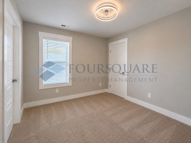 Building Photo - Lovely 3-Bedroom Home with Granite Kitchen, Office Nook & Finished Garage – Near Downtown Knightd...