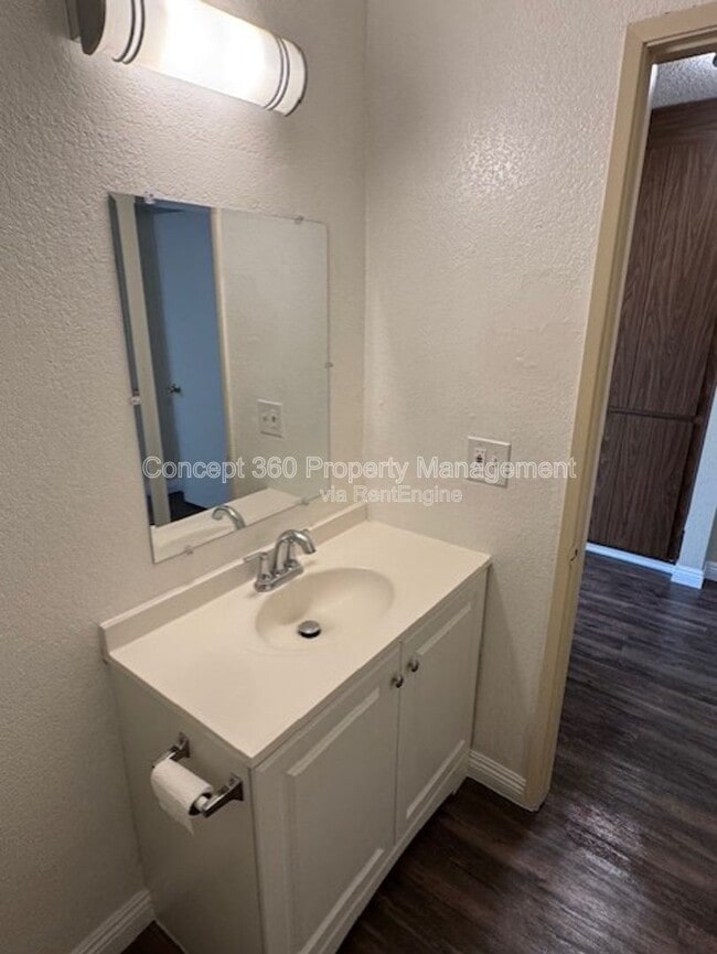 Building Photo - 9421 Cedar St