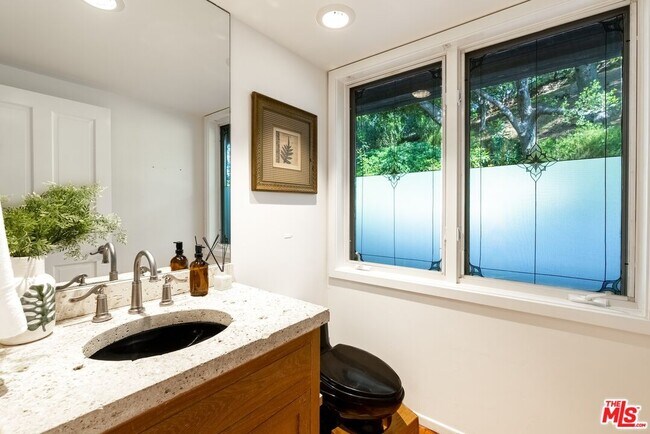 Building Photo - 21338 Colina Dr
