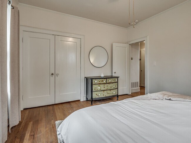 Building Photo - Stylish & Fully Furnished Home in the Hear...