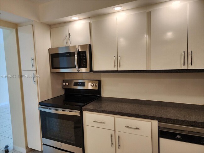 Building Photo - 3161 S Ocean Dr
