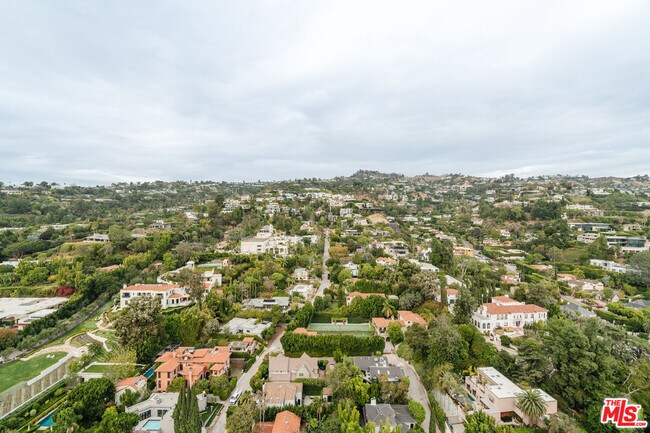 Building Photo - 9255 Doheny Rd