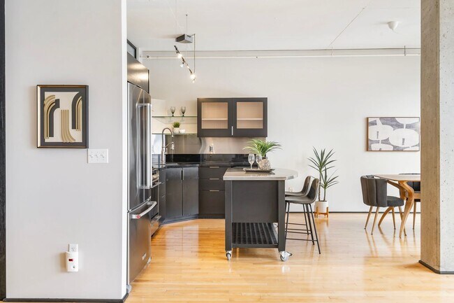 Building Photo - Elizabeth Lofts - 7th floor north facing p...