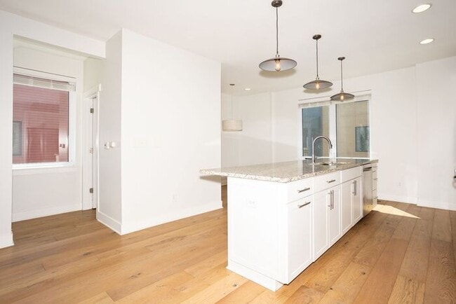 Building Photo - 2 Bedroom Townhome in Chatham Arch