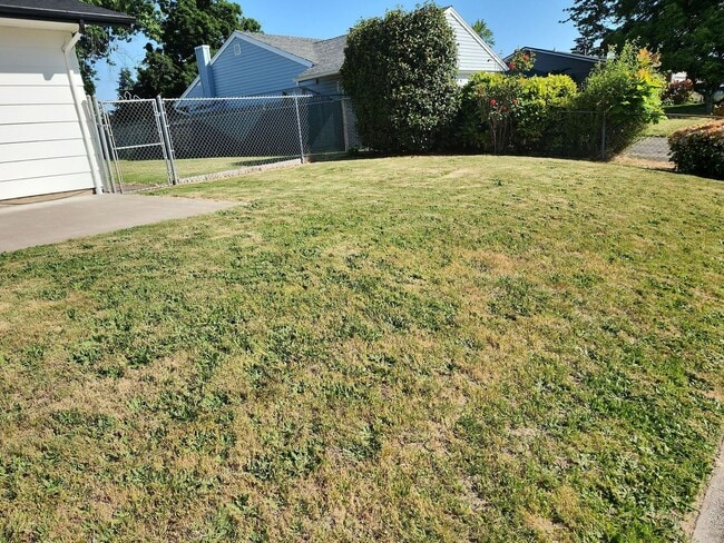 Building Photo - 2 Bedroom 1.5 Bath Washer Dryer Included i...