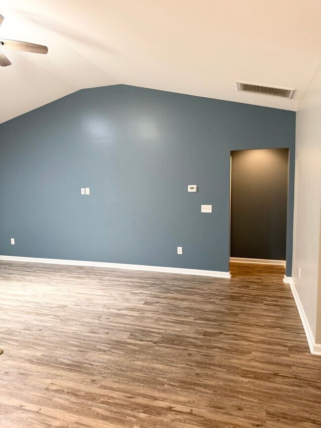 Building Photo - BEAUTIFUL 3 bedroom / 2 bathroom home available NOW!