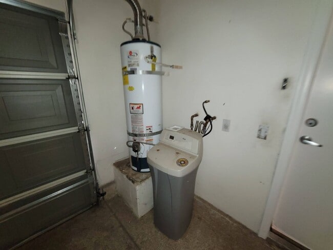 Building Photo - Immaculate 3 Bedroom Home in a Gated Commu...