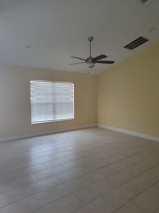 Building Photo - Spacious 4BR/2BA Home in Oaks at Ocala Cro...