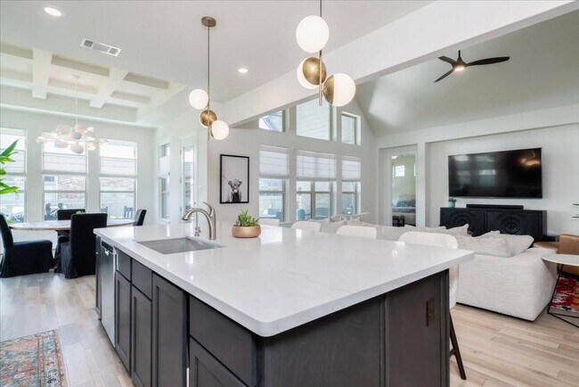 Building Photo - 5713 Fresno Ave