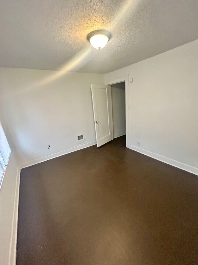 Building Photo - 2922-2924 Ruckle Street