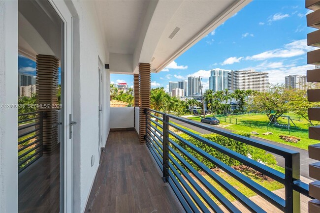 Building Photo - 552 Palm Dr