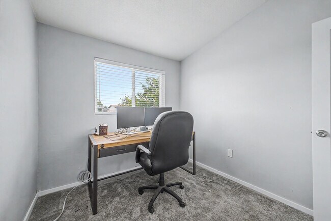 Building Photo - 2025 E Howe Ave