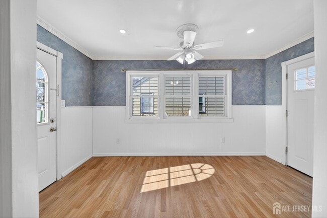 Building Photo - 114 Larch St