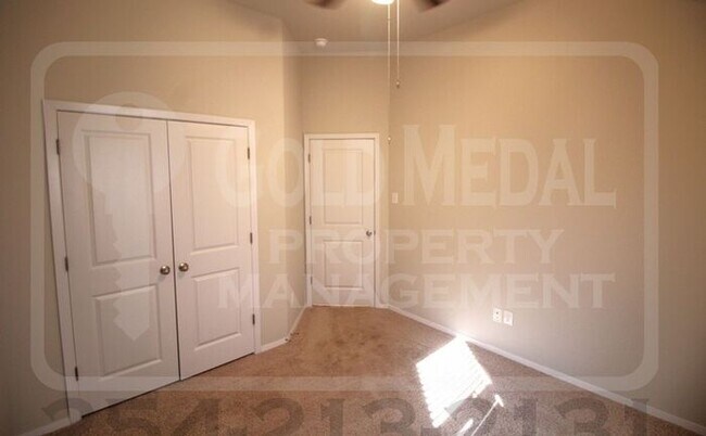 Building Photo - 335 Black Opal Dr