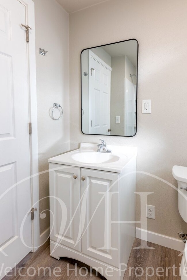 Building Photo - Newly Remodeled 1 Bedroom with an Office