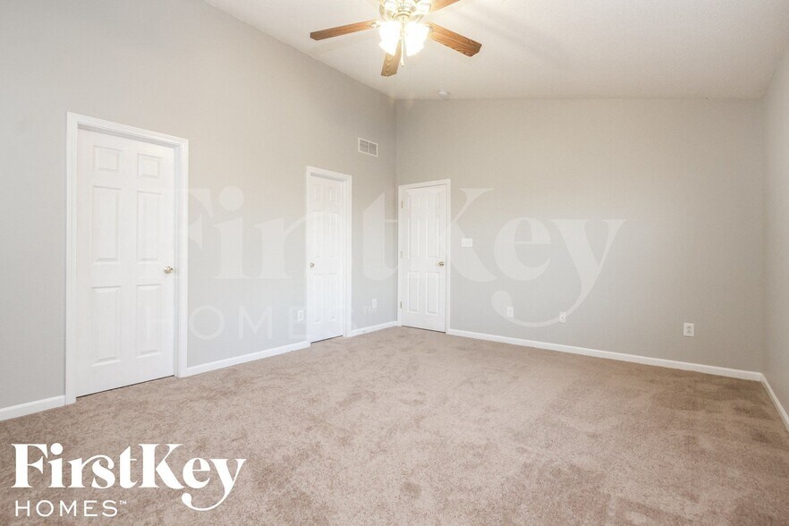 Building Photo - 1403 Round Lake Rd