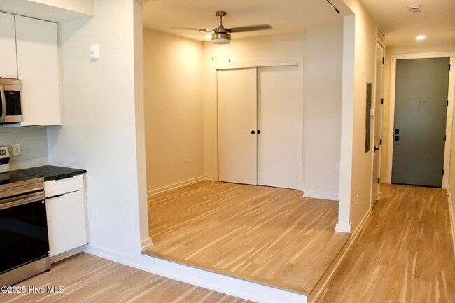 Building Photo - 1124 Castle St