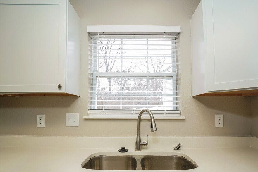 Building Photo - 9217 Dry Creek Dr