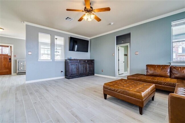 Building Photo - 226 Sycamore St