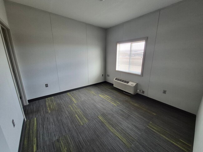 Building Photo - 458 N Creek Dr