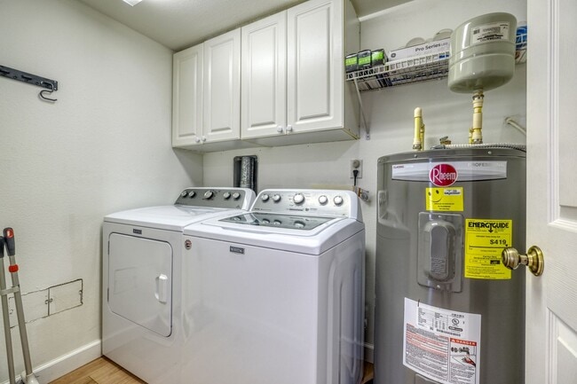 Building Photo - Updated 3 bedroom unit overlooking the Eas...