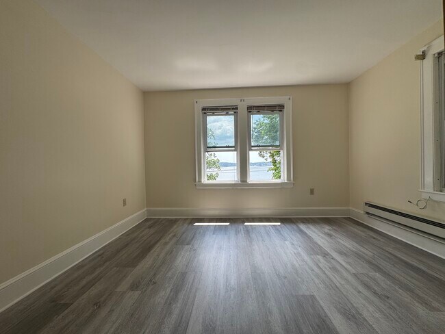 Unit 2S Livingroom - 9R Lake Dr