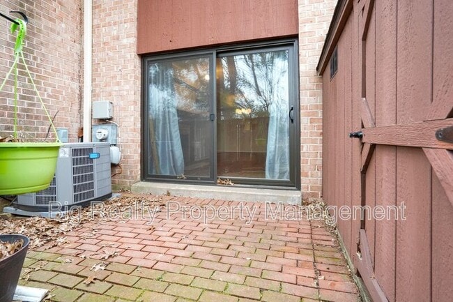 Building Photo - 704 Stonybrook Dr