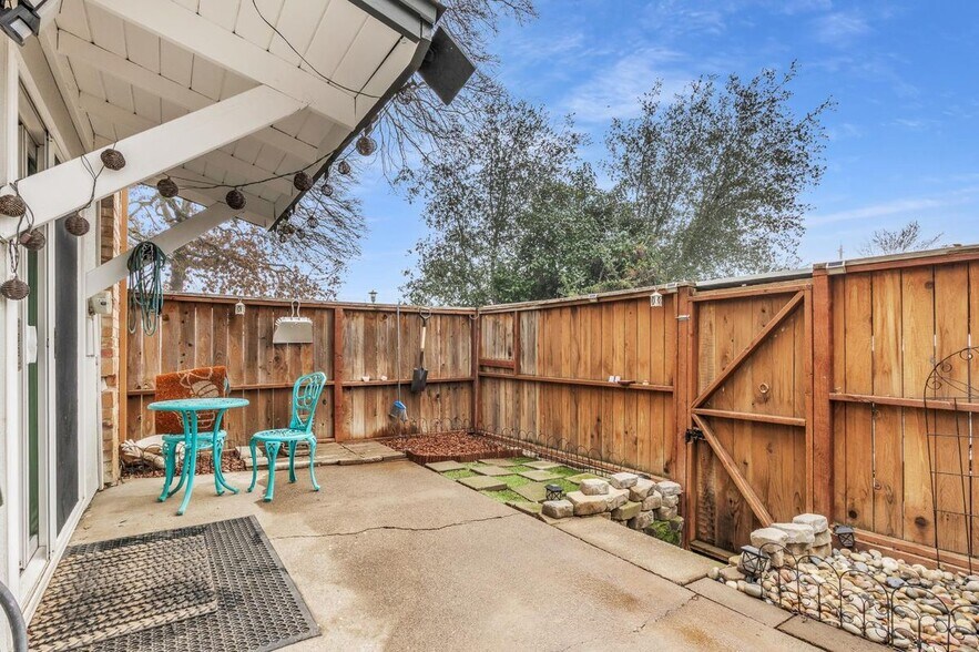Building Photo - 6687 Greenback Ln