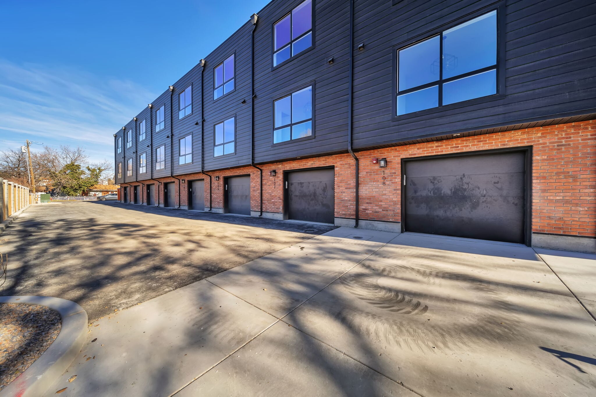 Building Photo - 884 E Rowley Dr