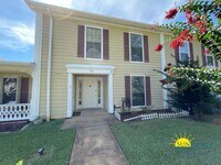 Building Photo - Stunning 3 Bedroom Townhome in Shalimar!