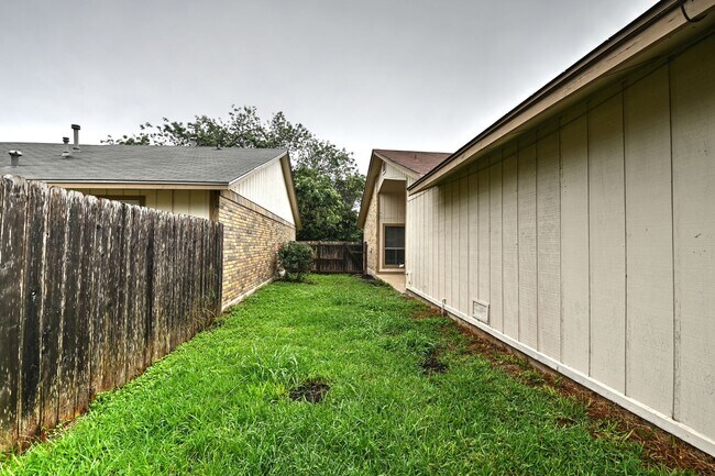 Building Photo - 13706 Winding Hill