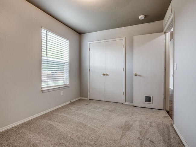 Building Photo - Charming Home in Edmond + Edmond Schools