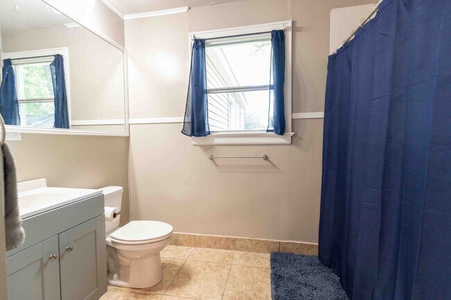 Building Photo - Charming 3 bedroom/ 2 Bathroom house